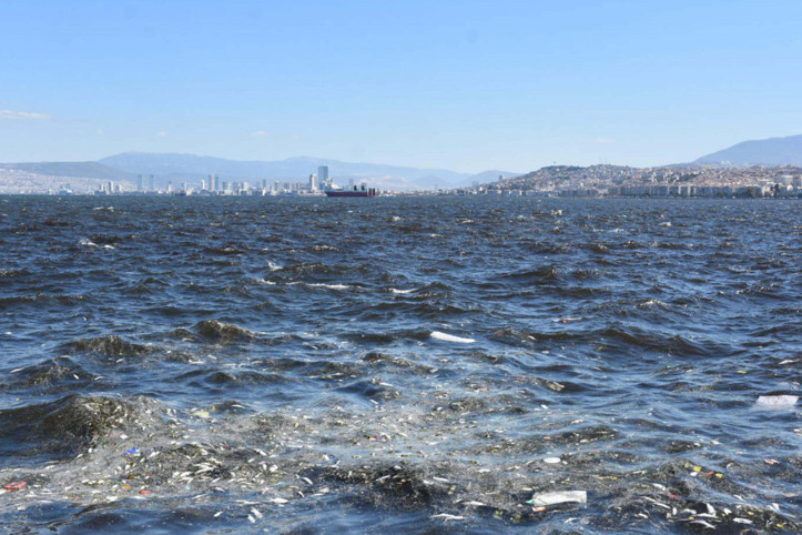 İzmir Körfezi’nde endişe veren görüntü: Deniz kahverengiye döndü