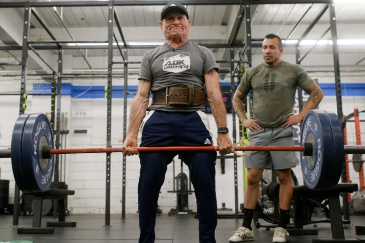 79 yaşında 124 kilo ağırlık kaldırdı: İşte gücünün ardındaki beslenme sırrı