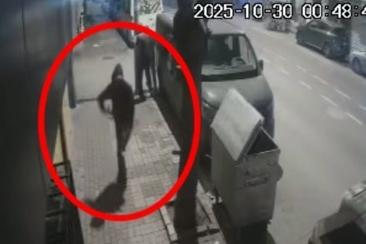 Kaldırımdakilere 'çekilin' dedi, iş yerine ateş açtı