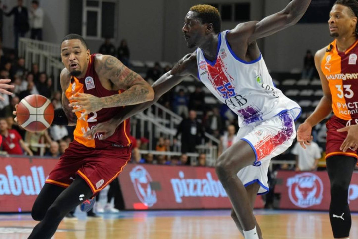 Aslan deplasmanda kükredi