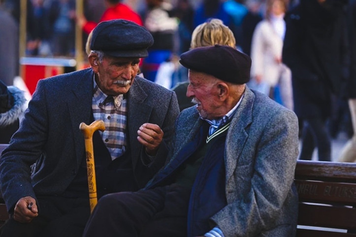 Emekliler kirayı ödeyebilmek için 'gençlik yıllarına' dönüyor!