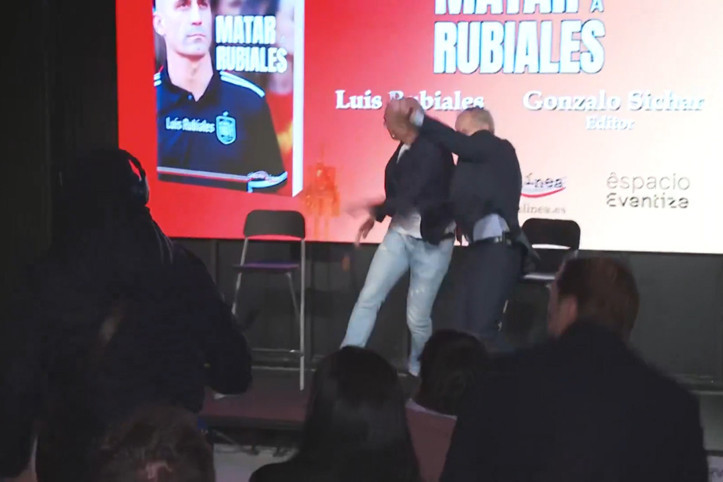 Eski federasyon başkanına yumurtalı saldırı: Saldırganın kimliği şaşırttı!