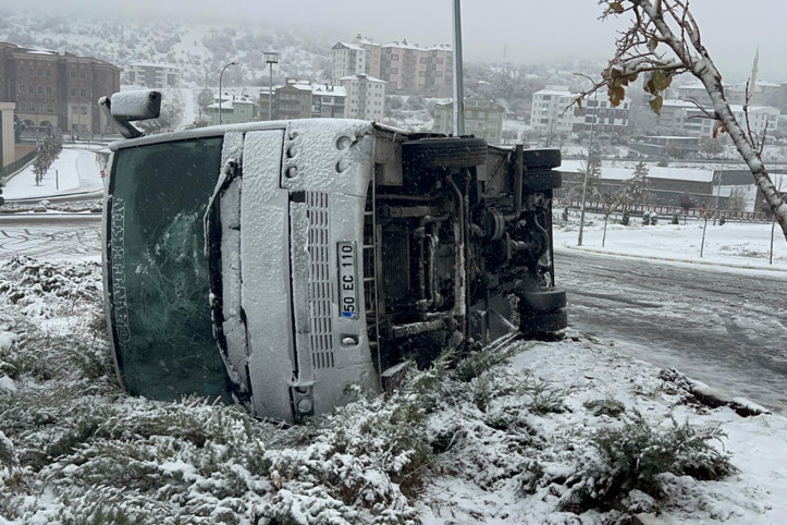 Kaygan yolda facia: Nevşehir’de işçi servisi devrildi, 14 yaralı