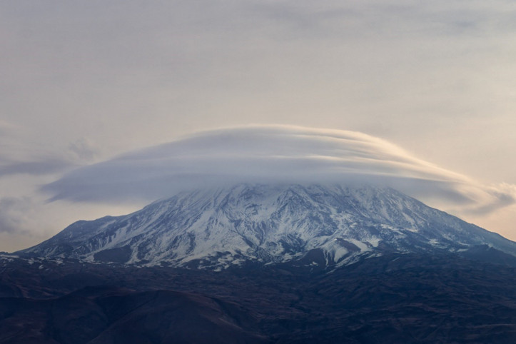 Ağrı Dağı'nın tepesinde ortaya çıktı: Şapka gibi kapladı