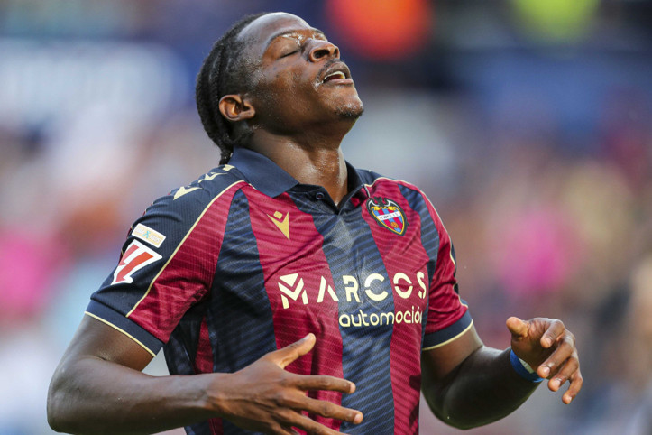 Arsenal ve Barcelona savaşta: Kamerunlu golcüye 40 milyon euro!