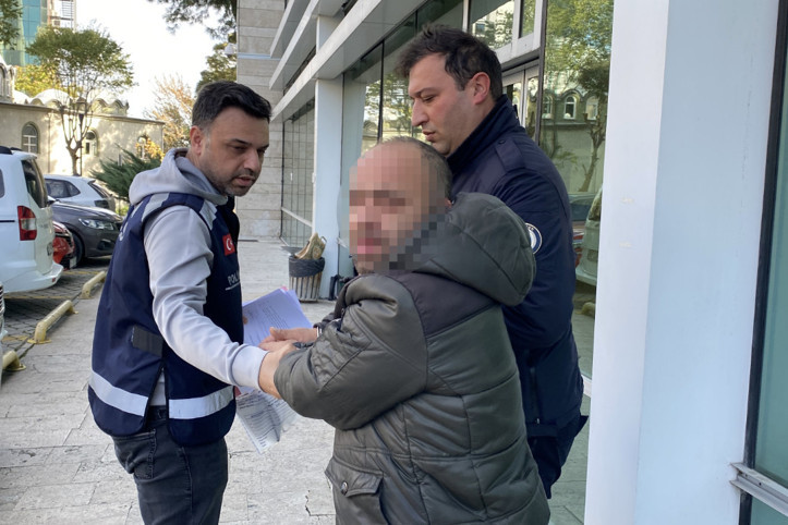 Eşine ütüyle saldırıp çocuklarını dövdü