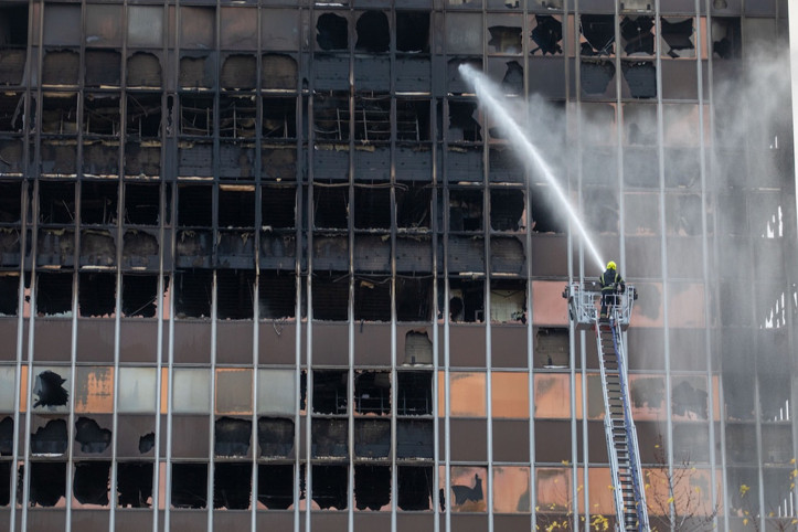 Gökdelende yangın çıktı