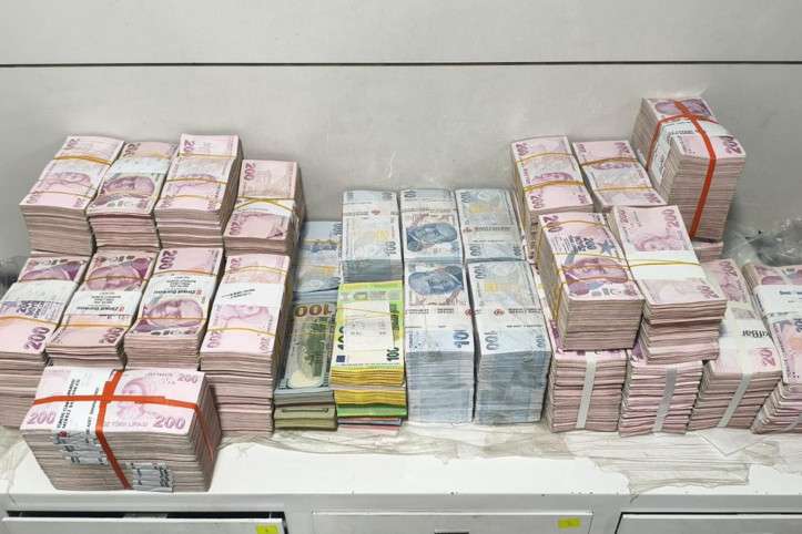 Hakemlerin hesaplarına da gönderilmiş: Balya balya dolarlar ortaya çıktı