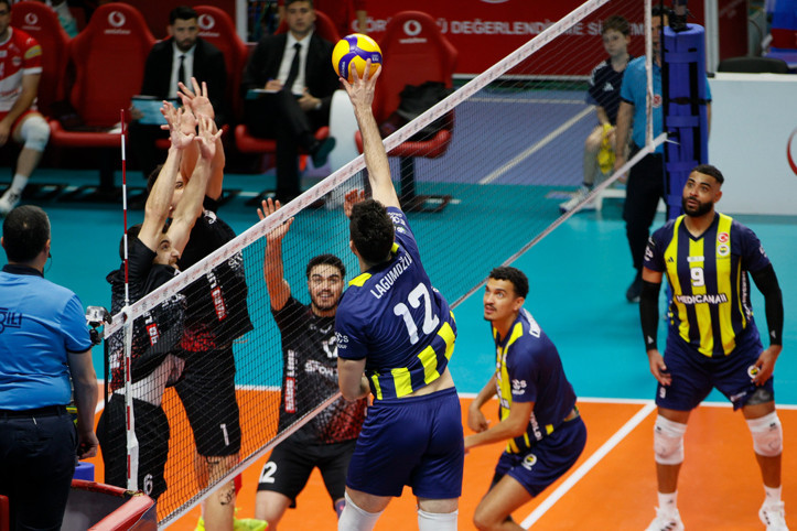 Efeler Ligi'nde sürpriz: Fenerbahçe Medicana evinde kaybetti