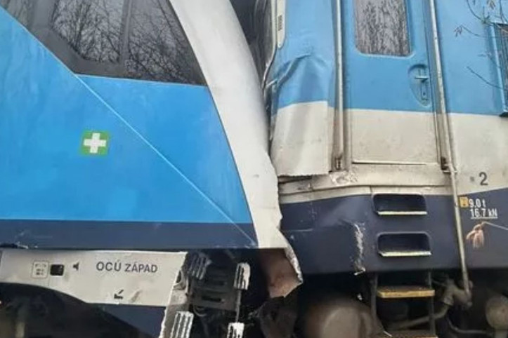 İki tren çarpıştı: Çok sayıda yaralı var