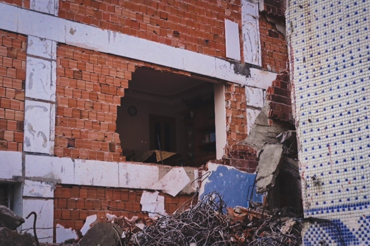 Yıkım kontrolden çıktı, bir anda yandaki binanın duvarı da gitti