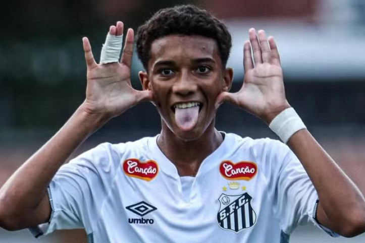 Galatasaray babasına bakıp oğlunu alıyor: Yeni Aslan Robinho Junior!