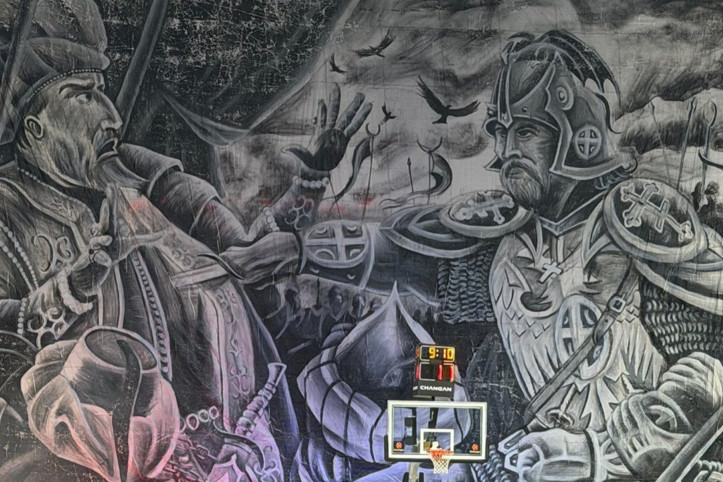 Sırbistan’da skandal pankart: Her Türk bilir, Sırp Obiliç'in Murat'ı hançerlediğini!