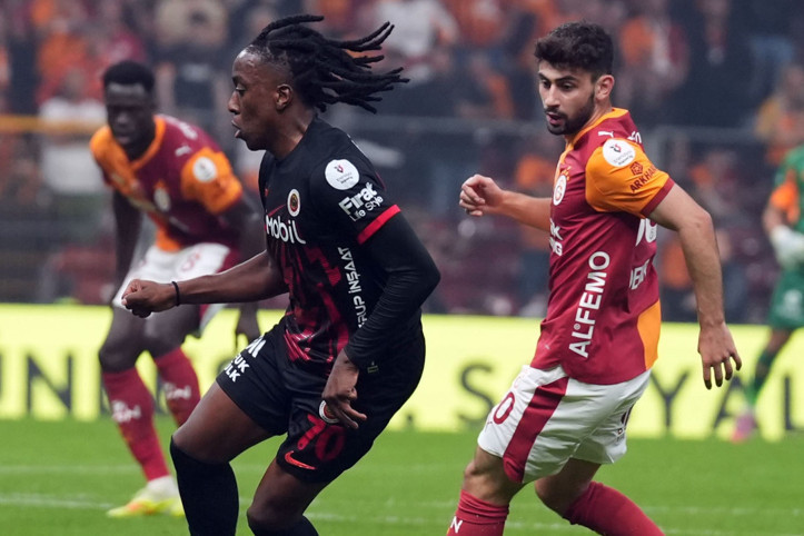 Taraftar tepki gösterdi, Okan Buruk oyundan çıkardı