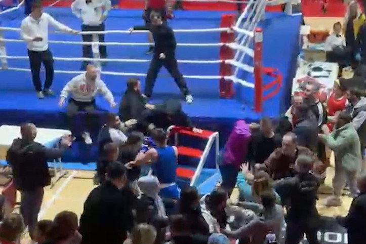 Boks turnuvasında yumruklar ring dışına taştı