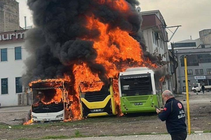 Otobüsler alev topuna döndü