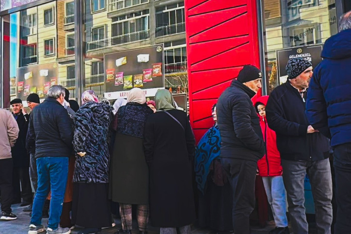 Güneş doğmadan kuyruğa giriyorlar: Her şey cepte kalacak 200 TL için