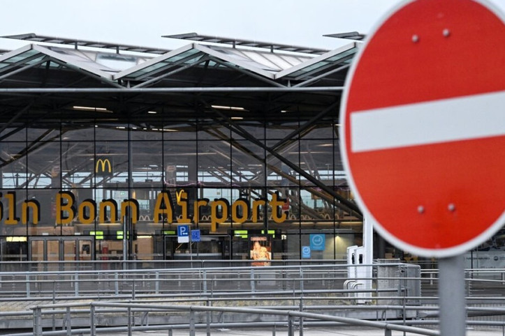 Kaçırdıkları uçağı el sallayarak durdurmaya çalıştılar