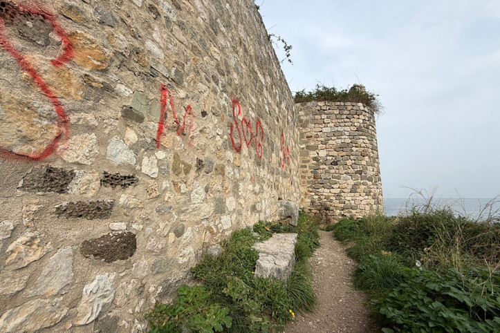 Tarihi kalenin duvarlarını sprey boyayla boyadılar