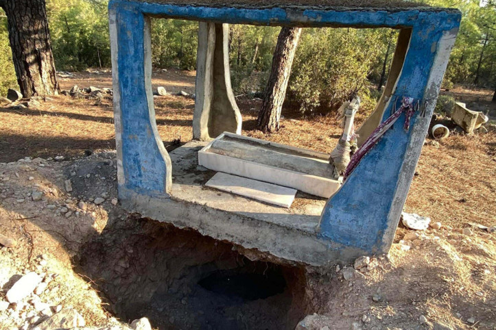 300 yıllık mezarı mahvettiler