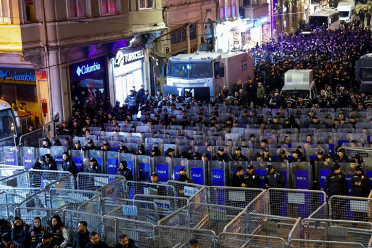 İstiklal Caddesi'nde bir araya gelen kadınlara polis ablukası: 14 gözaltı