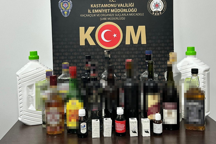 Evi imalathaneye çevirmiş! Litrelerce kaçak içki çıktı