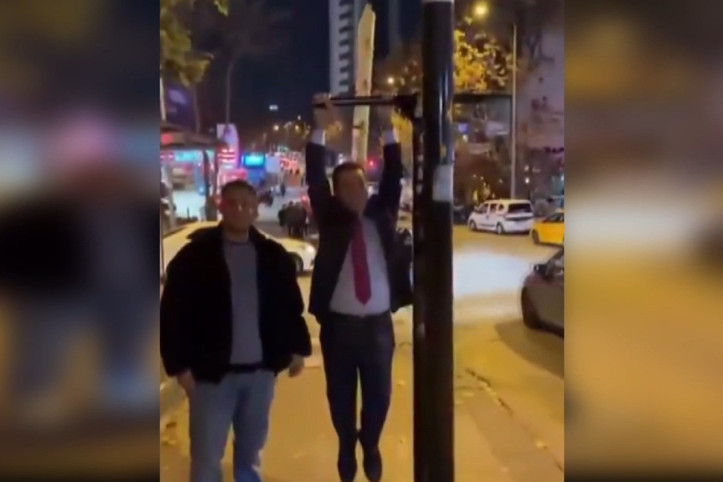 Mustafa Sarıgül, Kızılay tabelasının önünde gençlerle görüştü