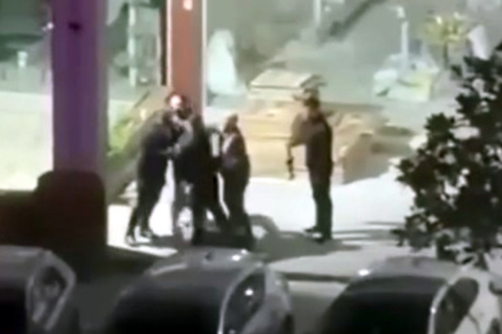 Sokak ortasında dehşet: 'Ver paranı' diye durdurdular, direnince dövdüler!