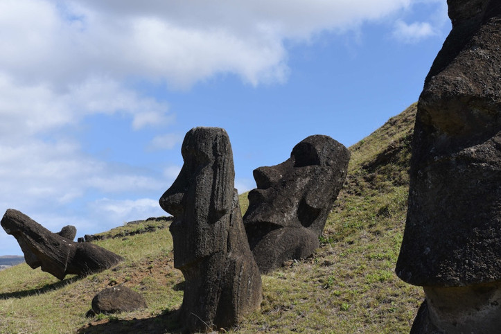Adadaki dev heykellerin gizemi çözüldü
