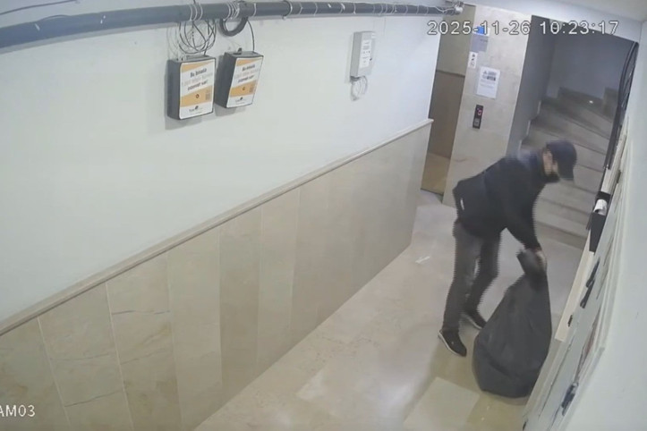 Gaziosmanpaşa'da apartmanlardaki ayakkabı hırsızlığı kamerada