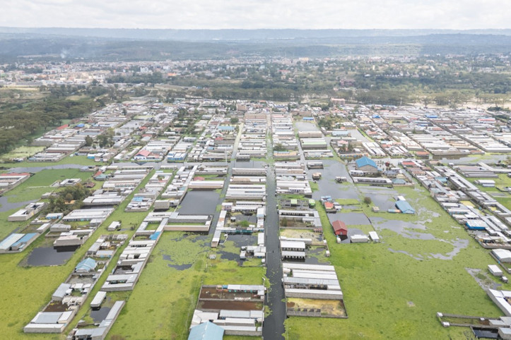 Göl taştı, onlarca ev sular altında kaldı