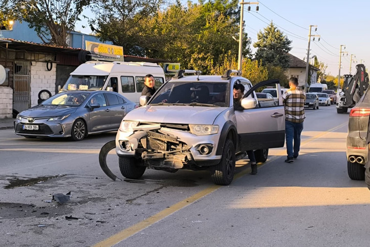 Hatay’da feci kaza: Motosiklet dönüş yapan araca ok gibi saplandı