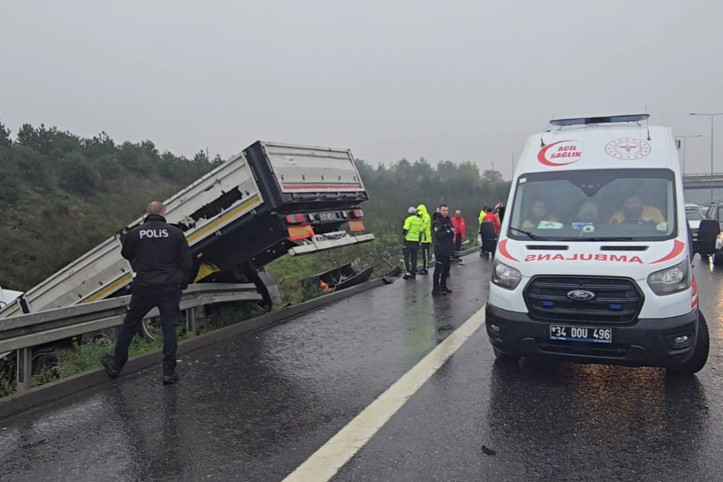 Beykoz'da feci kaza: TIR metrelerce yuvarlandı