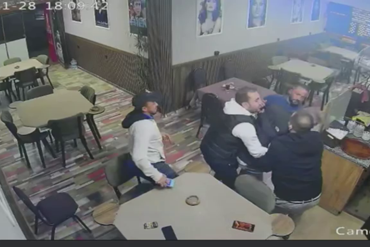 Kıraathanede korku dolu anlar: Tost yerken ölüyordu