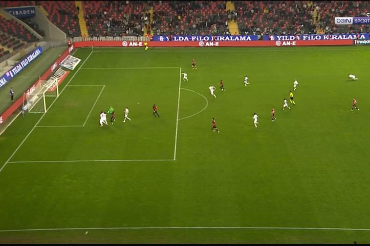 Maçı bırakıp kavga ettiler: Süper Lig'de eşine rastlanmayan gol