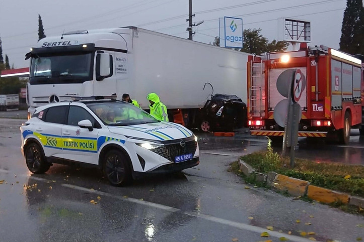 Manisa’da feci kaza: Otomobil dorsenin altına girdi, çift yaşamını yitirdi