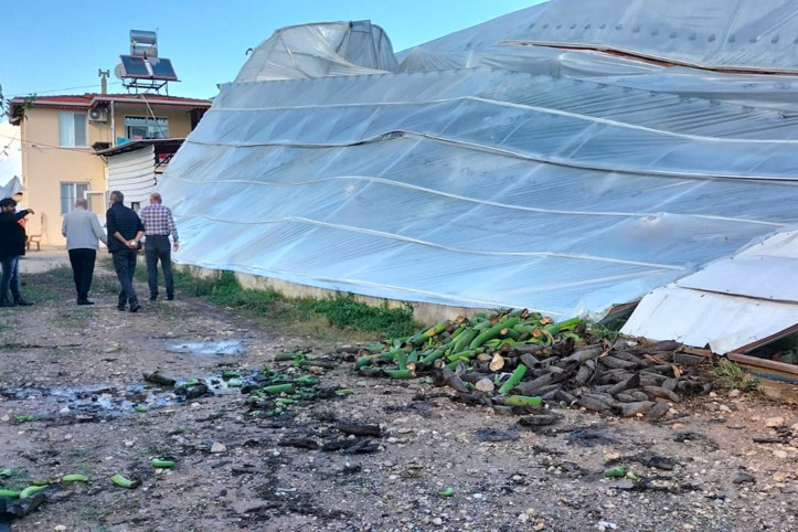 Hortum, seraları yerle bir etti