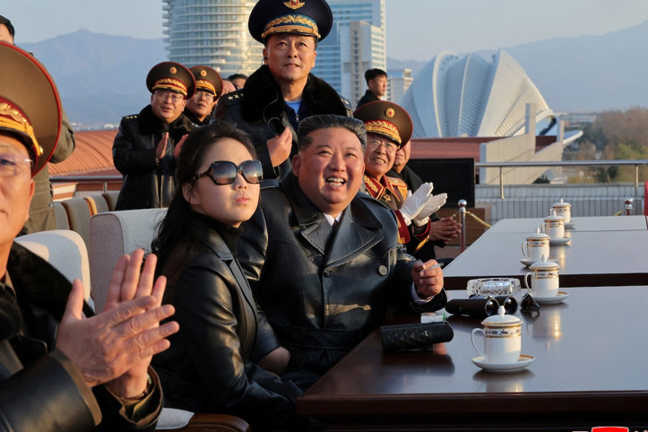 Kim Jong-un keyifle füze ve İHA'ları izledi