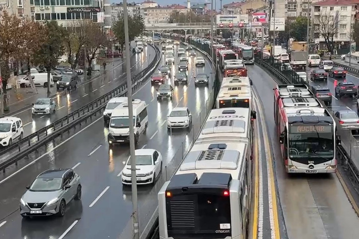 Arızalanan metrobüs trafiği kilitledi