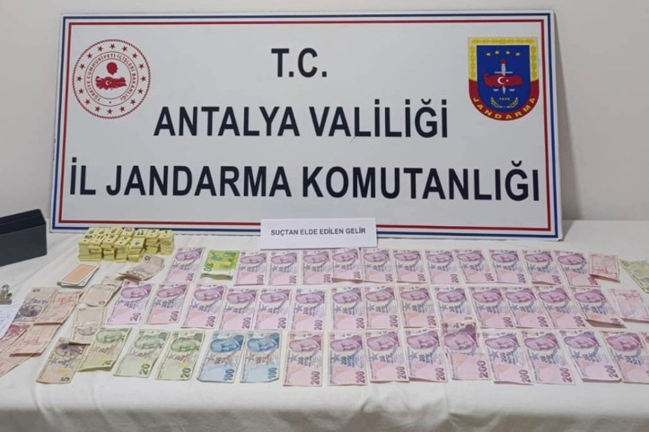 Mahalle muhtarı kumar oynatırken yakalandı