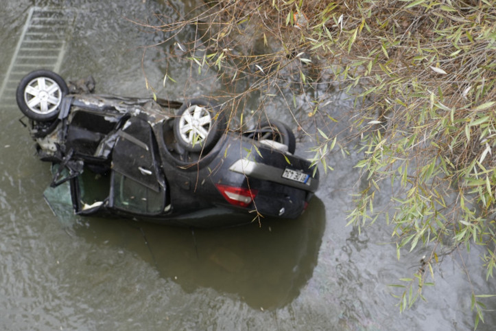 Otomobil çaya uçtu: 1 ölü, 1 yaralı