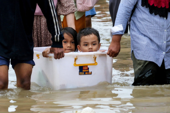 Üç ülke sular altında kaldı, 900 kişi can verdi: İnsanlık dramı kameralara yansıdı