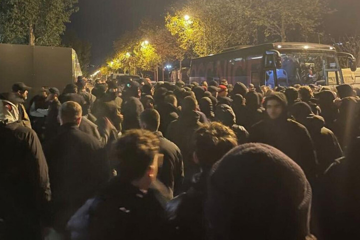 Taraftar takım otobüsünü bastı, iki futbolcu darp edildi: Nice'te kaos çıktı