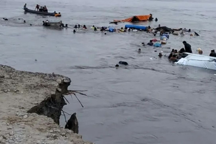 Toprak kayması faciası: İki tekne battı, çok sayıda ölü ve yaralı var