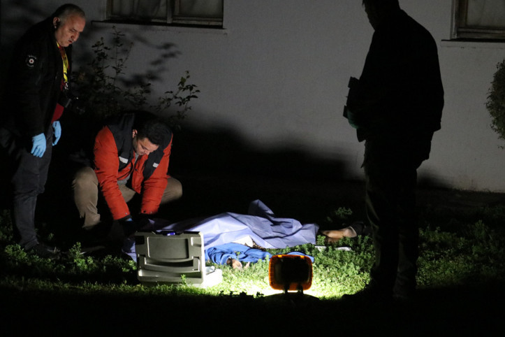 TV izliyordu, polis evdeki eşinin ölüm haberini verdi