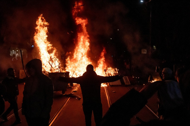 Komşuda protestolar sonuç verdi, hükümet geri adım attı