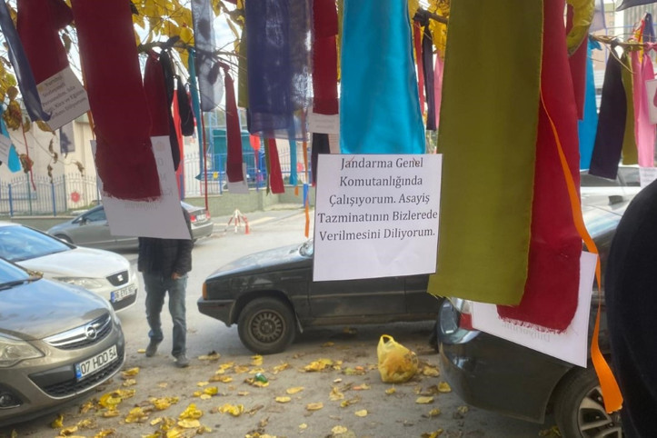 Memurlardan bakanlık önünde eylem: Dileklerini ağaca bağladılar