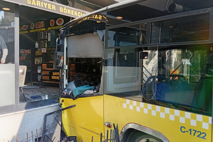 Otobüs börekçiye daldı