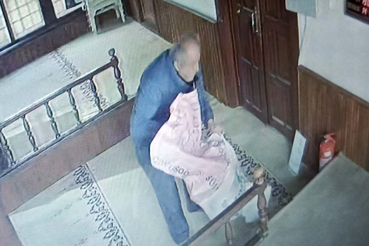 Sadaka kutusunu çuvalla çaldı: Parayı geri verip serbest kaldı