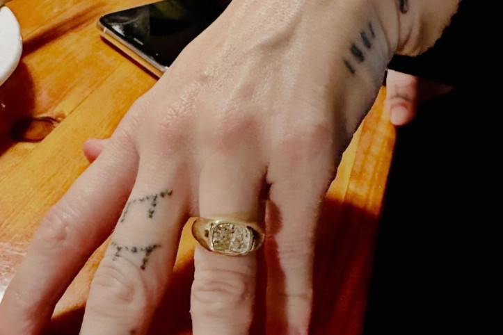 Ünlü şarkıcı Miley Cyrus nişanlandı